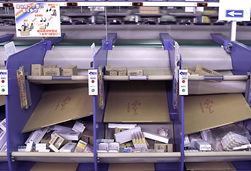 シュート（仕分間口）部：商品の破損を防ぐためのハンモックのような形状