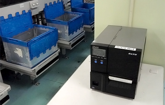 ラベラー：出荷箱が満杯になるとラベル（記載内容は任意に設定可能）が発行されます