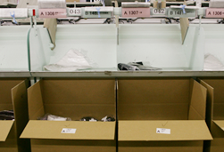 シュート（仕分間口）部：クッションなどが付いていない簡易型。破損の心配のない商品に適しています