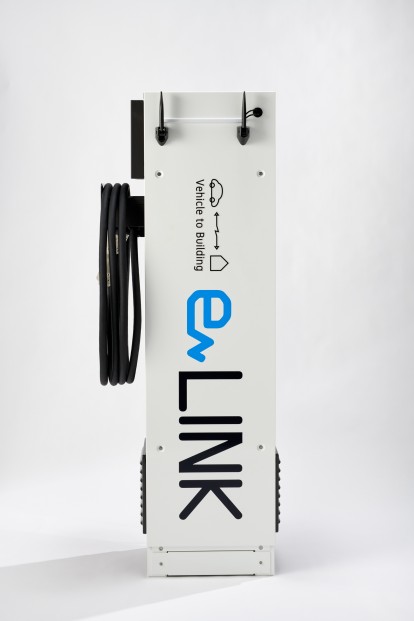 eLINK背面写真と充放電プラグ
