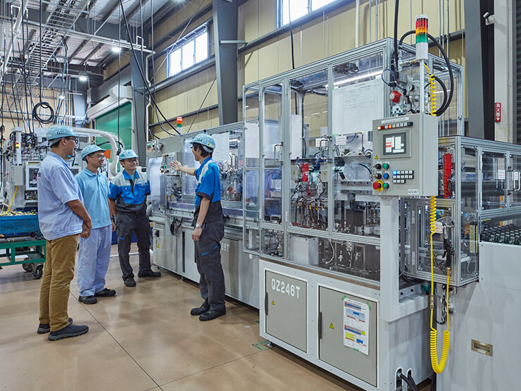 新規生産設備の技術指導を受ける海外従業員