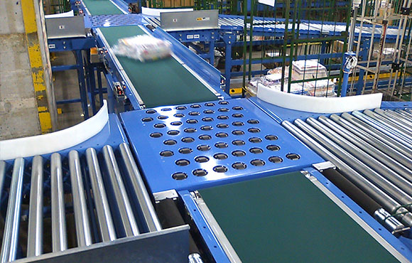 宅配センターで高速・高精度の多方面仕分けを実現