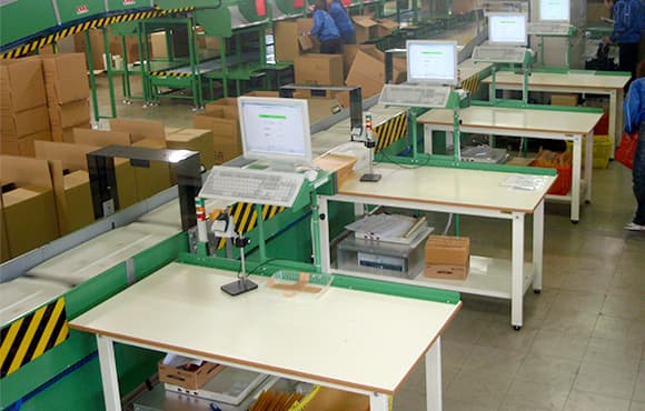 店舗別の仕分け作業をリニソートシステムで自動化