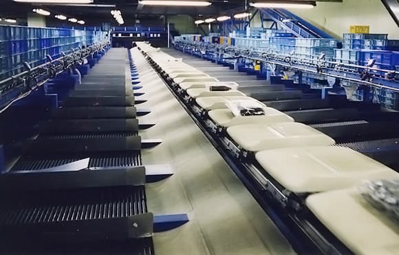 ピッキングシステムをリニソートへ切り替え、仕分け作業を自動化