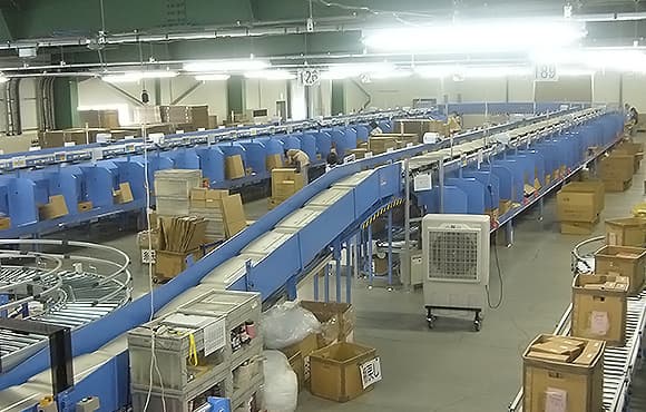 アパレル配送倉庫の処理能力を25%向上