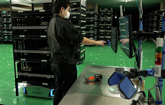 ソータと棚搬送AGVと組み合わせて仕分け作業を自動化