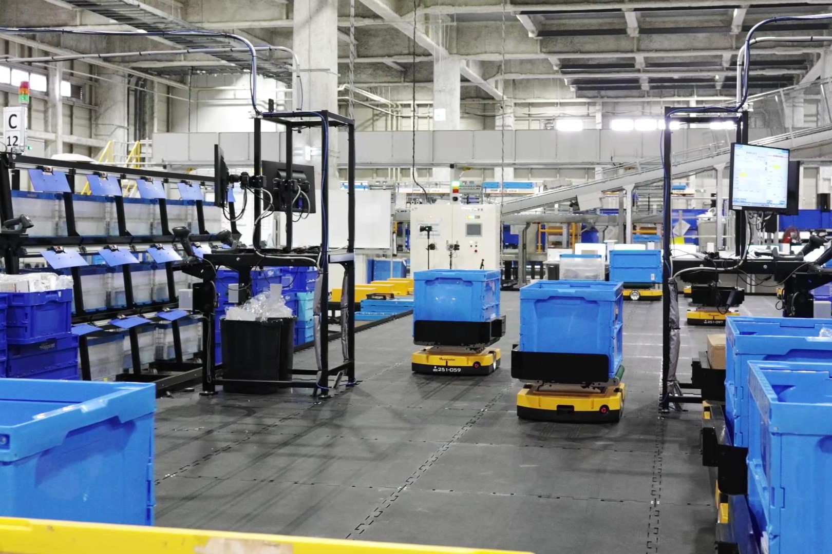 ソータとAGVを使い分け、商材に合わせた高能力仕分けを実現！